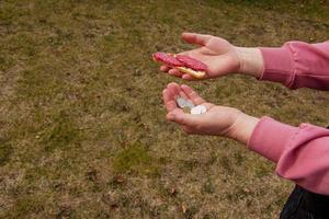 último dinero para la compra. monedas en la mano de una mujer de mediana edad. el concepto de la crisis alimentaria mundial asociada con la guerra en ucrania foto