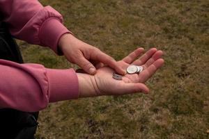 último dinero para la compra. monedas en la mano de una mujer de mediana edad. el concepto de la crisis alimentaria mundial asociada con la guerra en ucrania