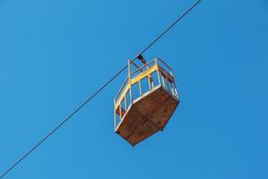 viejo teleférico en dnepropetrovsk. cabinas de teleférico contra el fondo del cielo azul y el paisaje urbano. foto