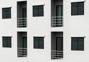filas de ventanas en un edificio de apartamentos moderno foto