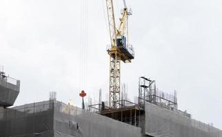 grúa de construcción de torre en el edificio de la azotea foto