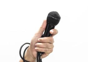 mano sujetando un micrófono aislado sobre fondo blanco. foto