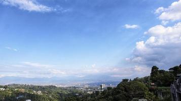 paisaje paisaje natural de montañas tropicales y zonas residenciales residenciales con cielos azules. foto
