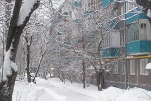 patio de invierno de la ciudad en la nieve foto