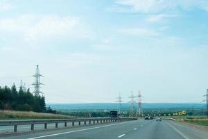 carretera ancha con parachoques de hierro, espacio de copia foto