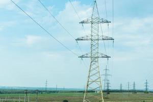 poste de energía en el campo foto