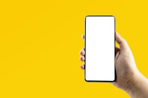 mano sosteniendo un teléfono inteligente negro con una pantalla blanca. con espacio de copia. diseñar una aplicación de teléfono inteligente sin marco foto