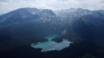 vista aérea de drones del lago negro en el parque nacional durmitor en montenegro. área protegida de la unesco. vacaciones y vacaciones en la naturaleza. bosque alrededor del lago. foto