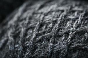 hilos grises de primer plano de lana natural en pantalla completa.