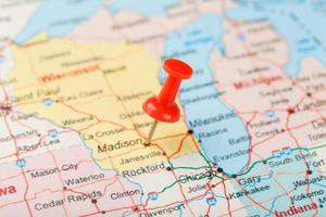 aguja clerical roja en un mapa de estados unidos, michigan y la capital lansing. Cerrar mapa de Michigan con tachuela roja foto