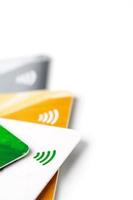 tarjetas de crédito con pago sin contacto. montón de tarjetas de crédito sobre fondo blanco aislado foto