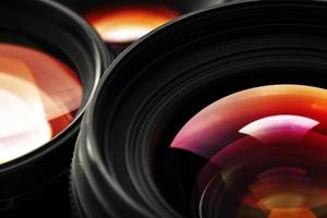 una lente de cámara con una hermosa unidad óptica de primer plano como sustrato. foto