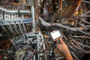 inspección de un motor de turbina de gas utilizando un videoendoscopio. buscar defectos dentro de la turbina y disparar en video, fotos usando un instrumento de medición.