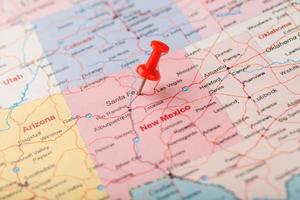 aguja clerical roja en un mapa de estados unidos, nuevo méxico y la capital de santa fe. Cerrar mapa de Nuevo México con tachuela roja foto