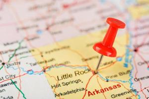 aguja clerical roja en un mapa de estados unidos, arkansas y la capital little rock. Cerrar mapa de Arkansas con tachuela roja foto