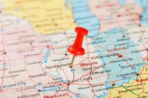 aguja clerical roja en un mapa de estados unidos, illinois y la capital springfield. Cerrar mapa de Illinois con tachuela roja foto