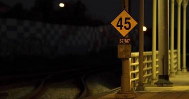 limite de vitesse quarante-cinq rappel affiché sur un quai de gare à grandola, portugal - time lapse video