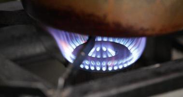 Estufa de fuego alto en utensilios de cocina de cobre en la cocina. - fotografía de cerca video