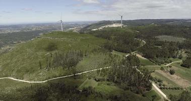 moinhos de vento e paisagem verde de reguengo do fetal em leiria, portugal - aérea video