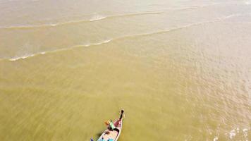 veduta aerea del mare in estate nella provincia di trang, nel sud della thailandia, ideale per una vacanza estiva. idee di viaggio estive video