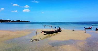 bela vista aérea do mar. a vista para o mar de koh samui na tailândia é linda e relaxante. conceito de turismo marinho na tailândia video