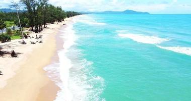 video för strand och havsbakgrund på sommaren med vackra vågor