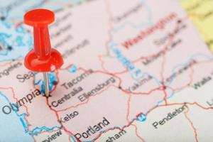 aguja clerical roja en el mapa de estados unidos, washington y dc. Cerrar mapa de Washington con tachuela roja foto