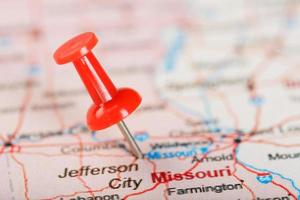 aguja clerical roja en un mapa de estados unidos, missouri y la ciudad capital de jefferson. Cerrar mapa de Missouri con tachuela roja foto