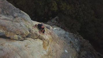 een klimmer tackelt een moeilijk rots gezicht video
