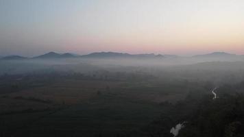 vista de cima pela manhã, subdistrito de wang yao, distrito de dan chang, província de suphan buri, tailândia video