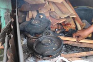 un horno para hacer panqueques, hecho de arcilla y tiene una forma única y pequeña foto