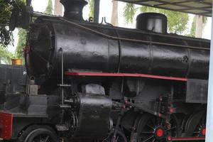 ambarawa, indonesia, 2022: un museo ferroviario que muestra viejas locomotoras de vapor antiguas negras construidas hace cientos de años por el gobierno holandés para todos los visitantes durante las vacaciones foto