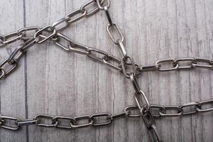 cadena hecha de metal plateado sobre un fondo gris