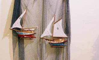 conjunto de pequeños y coloridos veleros modelo foto