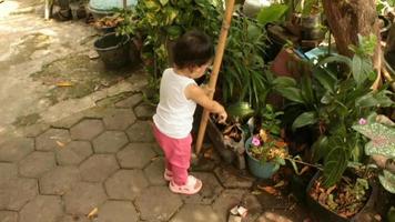 tout-petit fille asiatique jouant dans la cour de la maison simple video