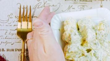 so ein zarter Kartoffelsalat mit Mastard, Mayonnaise, roten Zwiebeln und Dill. Sehen Sie sich das Rezept im Video an