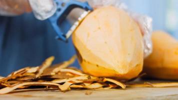 bolo de batata doce batat. receita de batata e presunto e parmesão. a cozinheira pressionou a salsinha bem picadinha video