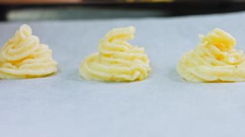 Kanonisches Rezept für Kartoffelplätzchen Brie, Parmesan und Sahne. Es wird verwendet, um Retro-Teller und goldene Gabeln zu dekorieren video