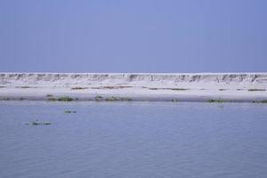 hermosa vista del paisaje del río padma o isla en bangladesh foto