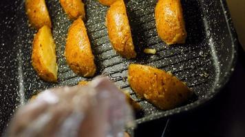 Patatas a la plancha que se derriten en la boca. las papas están en la parrilla video