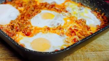 Spiegeleier in der georgischen Küche, Chirbuli. Eier mit Tomaten in der Pfanne dämpfen video