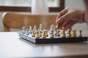 la empresa es un hombre de negocios que mueve las manos al ajedrez en el plan de juego para ganar el negocio en el mercado. concepto de liderazgo