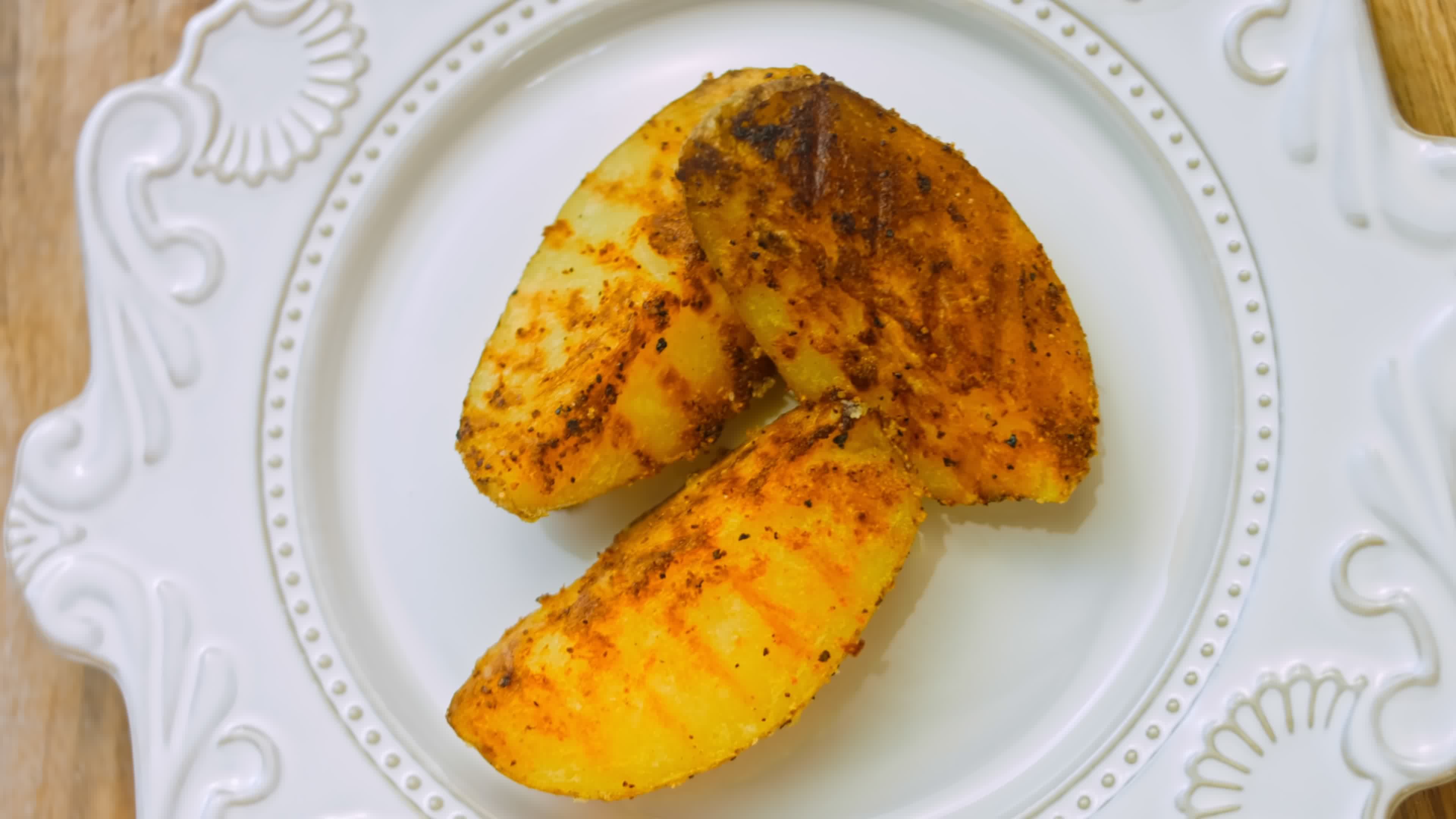 Patatas a la plancha que se derriten en la boca. las papas están en la