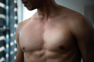 Effect of exercise to build chest muscles Make the young man have a smart, beautiful body.