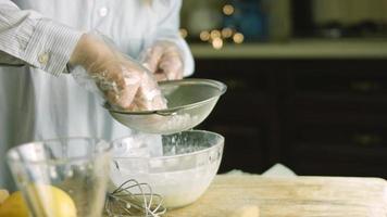 amasar la masa. ingredientes para la masa. la mejor galleta de jengibre casera video