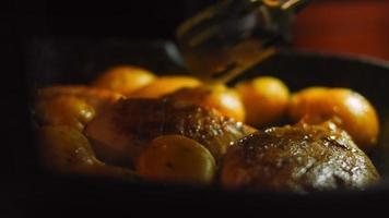 receita de frango e legumes com mostarda e mel. filmagem estilo retrô video