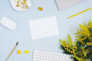 papel en blanco, pluma de tinta, acuarela amarilla, flores de mimosa, teclado. copie el lugar para la inscripción de la boda o la tarjeta de felicitación. copiar espacio para un blogger foto