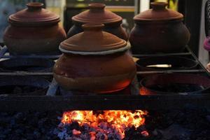 biryani de comida tradicional cocinando en olla de barro. ubicación - bogura, bangladesh, fecha - 25 de octubre de 2022 foto