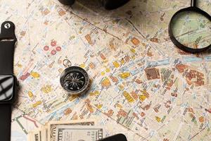 accesorios planos para viajeros en el mapa, cámara, anteojos, dispositivos digitales