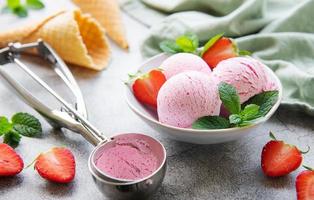 helado de fresa casero con fresas frescas foto